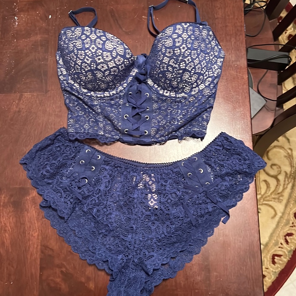 🌟2 for $60 
VS Padded Demi with zipper